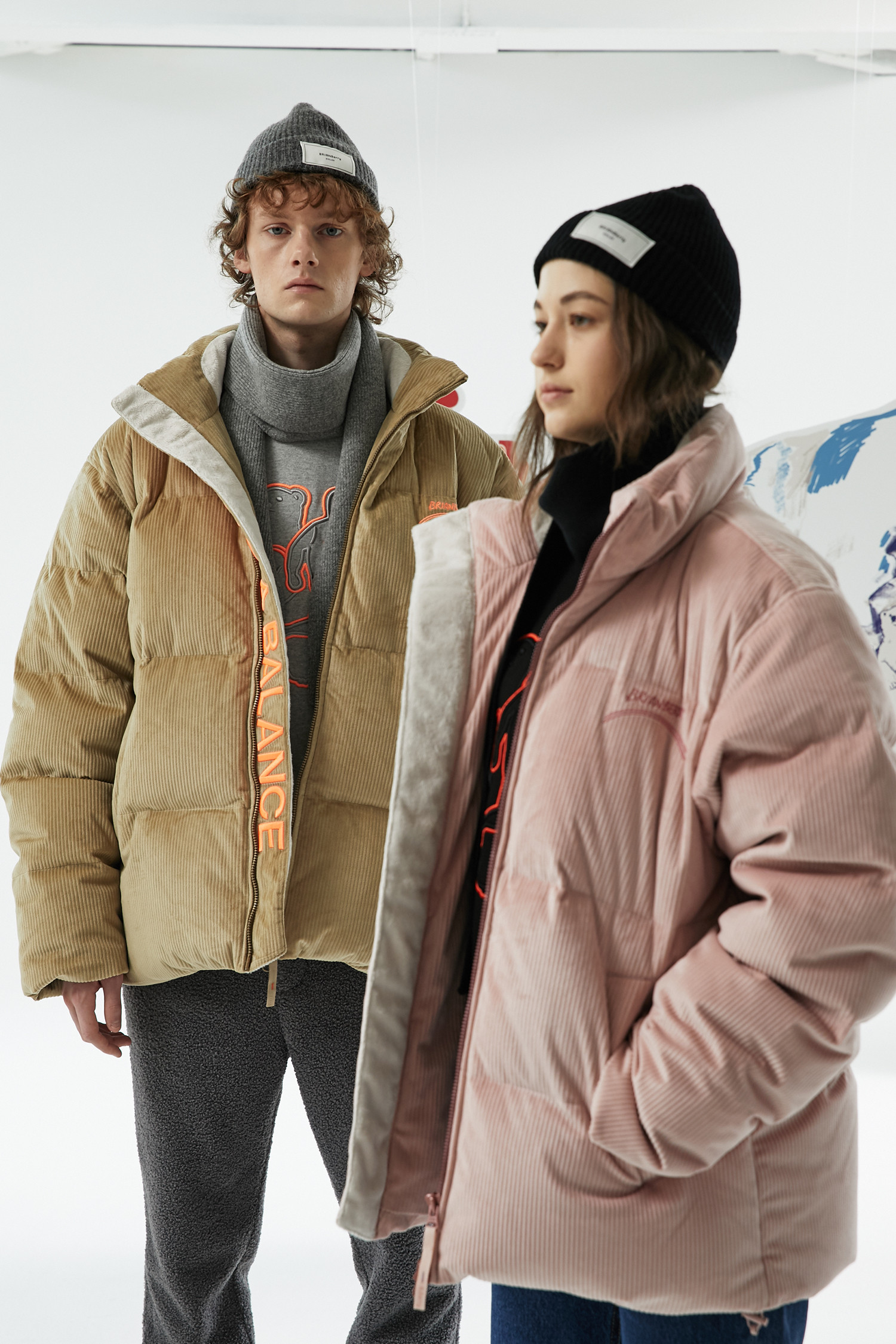 [BRIAN 베리] 코듀로이 하이넥 다운 재킷_핑크는 겨울철 캐주얼 스타일을 위한 여성용 다운 재킷입니다. 부드러운 코듀로이 소재에 핑크 컬러로 포인트를 주어 따뜻하고 포근한 느낌을 선사합니다. 레귤러핏으로 제작되어 편안한 착용감을 제공하며, 하이넥 디자인과 집업 여밈으로 보온성을 높였습니다. 넉넉한 두께감과 패딩 안감으로 추운 날씨에도 든든하게 몸을 감싸줍니다. 데일리룩에 미니멀한 감성을 더하여 스타일리시하게 연출해보세요.
