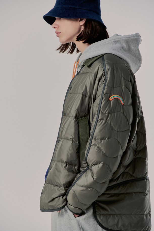 [BRIAN Berry] CORDUROY ARC HAT은 다크 네이비 컬러의 코듀로이 소재로 제작된 공용 버킷햇입니다. 봄, 가을에 착용하기 좋으며, 자수 로고와 불문자수 아트워크 디자인 장식이 돋보입니다. 챙 길이가 살짝 길어 얼굴 라인을 자연스럽게 가려주며, FREE 사이즈(머리둘레 56-58cm)로 일상에서 편안하게 착용할 수 있습니다. 모자 깊이는 15cm입니다.
