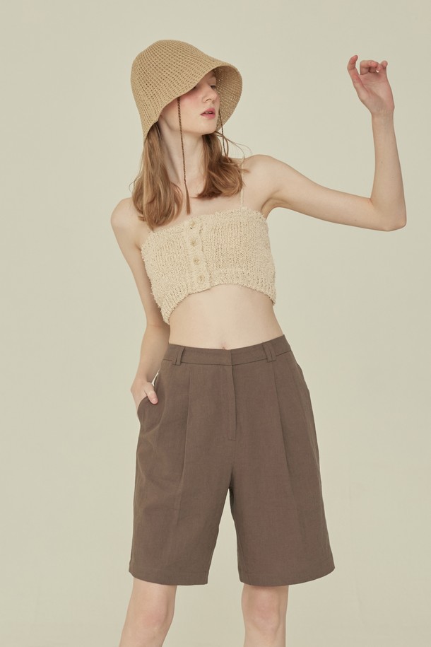 Quafe - 롱/미디팬츠 - TWO TUCK BERMUDA PANTS_Deep brown