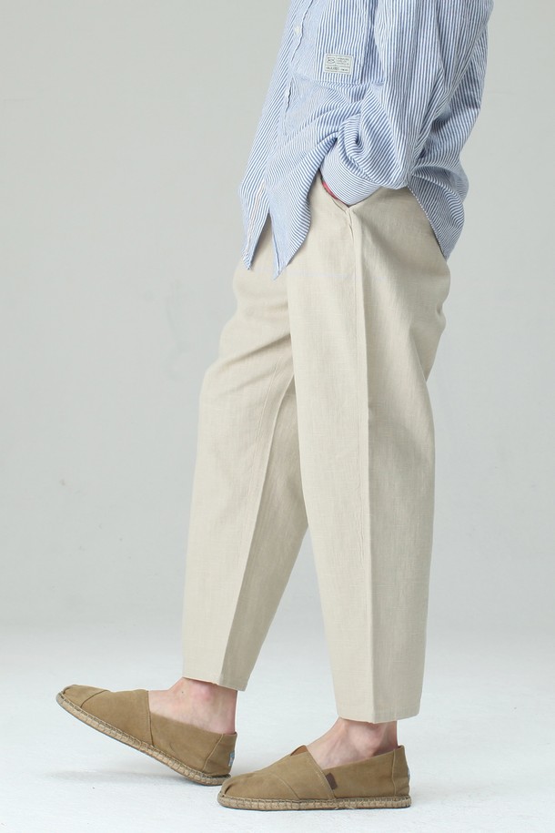 P-058 린넨 와이드 팬츠는 여름철 시원하고 스타일리시하게 연출하기 좋은 아이템입니다. 블랙, 카키, 베이지, 그레이 등 4가지 다채로운 컬러로 출시되어, 어떤 상의에도 잘 어울립니다. 얇고 가벼운 린넨과 면 혼방 소재로 제작되어, 지중해 해변의 여유로운 무드를 선사하며 편안한 착용감을 제공합니다.
