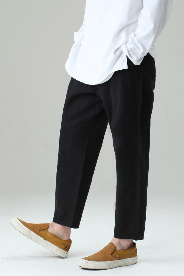 P-058 린넨 와이드 팬츠는 블랙, 카키, 베이지, 그레이 4가지 색상으로 출시된 남성용 린넨 와이드 팬츠입니다. 여름철 리조트룩 또는 데일리룩으로 활용하기 좋으며, 세미 와이드핏과 중간 두께감으로 편안한 착용감을 선사합니다. 린넨과 면 혼방 소재로 제작되어 거친 촉감과 자연스러운 얼룩이 특징이며, 다양한 스타일링이 가능합니다.
