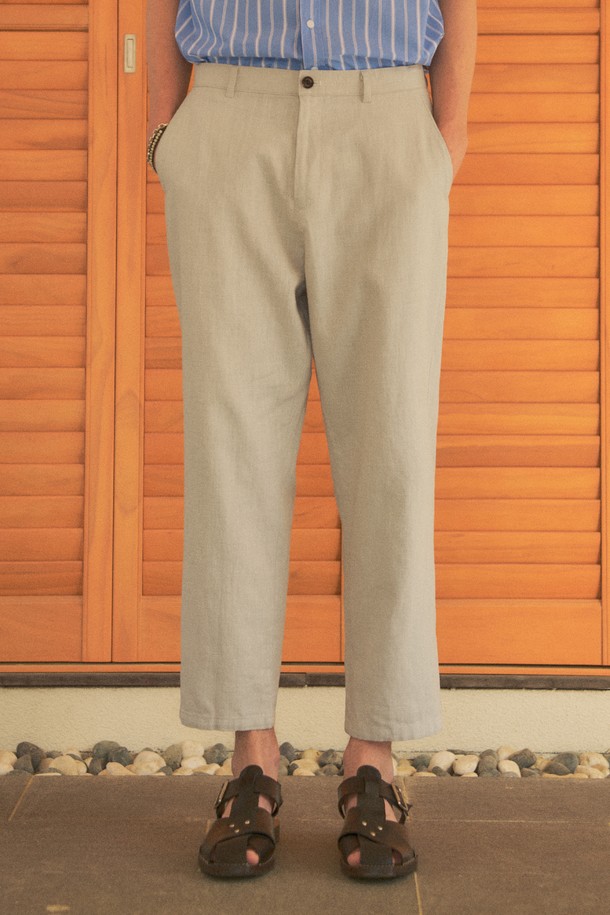 P-058 린넨 와이드 팬츠는 여름철 시원하게 착용하기 좋은 남성용 바지입니다. 블랙, 카키, 베이지, 그레이 4가지 색상으로 출시되었으며, 8수 중량감의 린넨과 면 혼방 소재로 제작되어 린넨 특유의 거친 텍스처를 느낄 수 있습니다. 릴렉스 핏의 세미 와이드 디자인으로 편안한 착용감을 제공하며, 제작 공정상 표면의 점들은 자연스러운 현상입니다.
