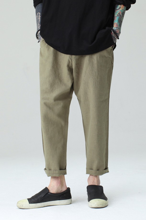 P-058 린넨 와이드 팬츠는 여름철 시원하게 입기 좋은 남성용 바지입니다. 린넨과 면 혼방 소재로 제작되어 자연스러운 세미 와이드 핏을 연출하며, 블랙, 카키, 베이지, 그레이 등 다양한 색상으로 출시되었습니다. 캐주얼한 스타일로 일상 및 리조트 룩에 활용하기 좋으며, 얇은 두께감과 거친 촉감이 특징입니다. 겉면의 하얀 점은 린넨 소재 특성상 자연스러운 현상입니다.
