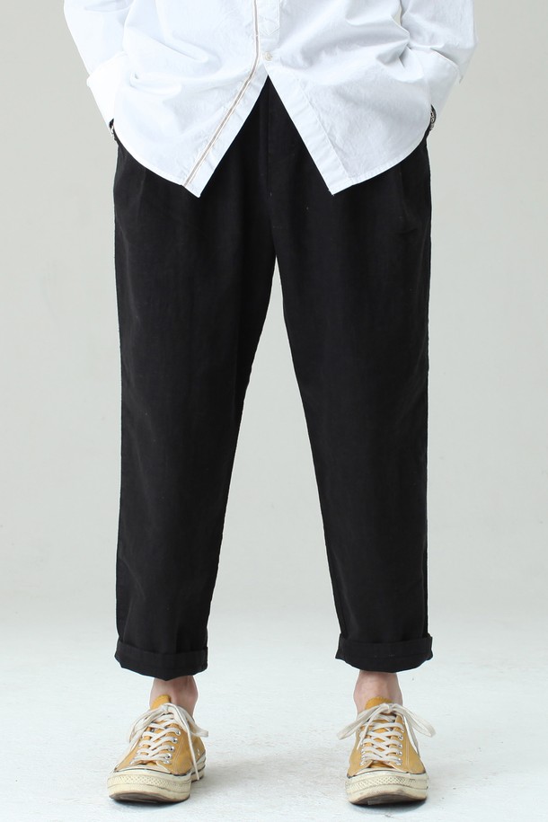 P-065 밴딩 린넨 와이드 팬츠는 남녀 공용으로, 여름철 시원하게 착용하기 좋은 와이드 핏의 린넨 와이드 팬츠입니다. 블랙, 카키, 크림 세 가지 색상으로 출시되었으며, 얇은 두께감과 뻣뻣한 촉감의 린넨/면 혼방 소재로 제작되었습니다. 턱 디테일과 삼중직 밴드, 가름솔 봉제 마감으로 퀄리티를 높인, 베이직하면서도 캐주얼한 스타일의 긴 바지입니다.
