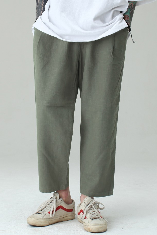 P-065 밴딩 린넨 와이드 팬츠는 시원한 린넨과 면 혼방 소재로 제작되어 여름철에도 쾌적하게 착용 가능합니다. 블랙, 카키, 크림 세 가지 색상으로 출시되었으며, 루즈핏 와이드 디자인과 얇은 두께, 뻣뻣한 촉감이 특징입니다. 허리 밴딩 처리와 트리플 직조 밴드, 플랫락 봉제, 특수 워싱, 자연스러운 플리츠 디자인으로 편안함과 스타일을 모두 갖춘 데일리 팬츠입니다.
