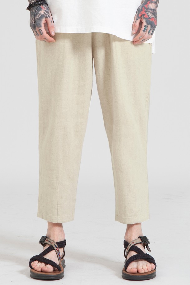 CP-335 밴딩 린넨 8부 팬츠는 시원한 여름을 위한 남성용 린넨 팬츠입니다. 헤링본 패턴의 네이비, 베이지, 블랙 세 가지 색상으로 출시되었으며, 얇고 거친 촉감의 린넨과 면 혼방 소재로 제작되었습니다. 테이퍼드핏 8부 기장으로, 히든 포켓, 삼중직 밴딩, 위싱 및 유연제 처리를 통해 편안함과 스타일을 모두 잡았습니다.
