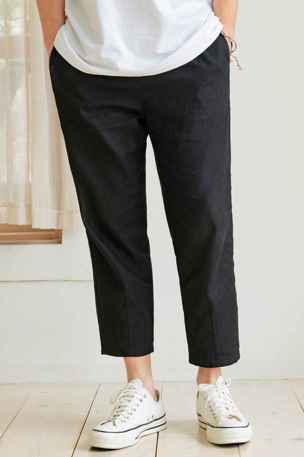 CP-335 밴딩 린넨 8부 팬츠는 여름철 시원하게 착용 가능한 남성용 밴딩 린넨 팬츠입니다. 네이비, 베이지, 블랙 세 가지 색상으로 출시되었으며, 릴랙스핏 테이퍼드 핏으로 편안한 착용감을 제공합니다. 부드러운 린넨과 면 혼방 소재에 헤링본 패턴을 적용하고, 히든 포켓, 삼중 스티치 허리밴드, 클린한 디자인으로 깔끔함을 더했습니다.
