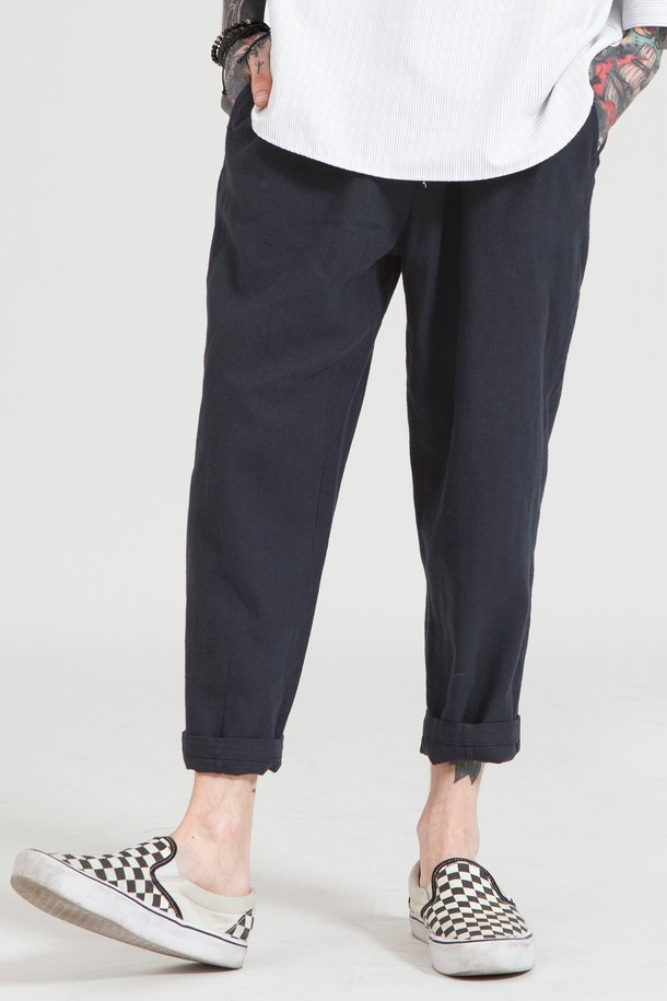 CP-335 밴딩 린넨 8부 팬츠는 시원한 여름을 위한 베이직 캐주얼 스타일의 공용 밴딩 린넨 팬츠입니다. 린넨과 면 혼방의 헤링본 소재로 제작되어 얇지만 뻣뻣한 촉감으로 시원한 착용감을 선사하며, 레귤러 핏에 허벅지 부분은 여유롭게 디자인되었습니다. Navy, Beige, Black 세 가지 색상으로 출시되었으며, 전면부 히든 포켓과 튼튼한 삼중직 밴딩으로 편안함과 실용성을 더했습니다.
