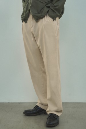 P10028 One-tuck wide pants