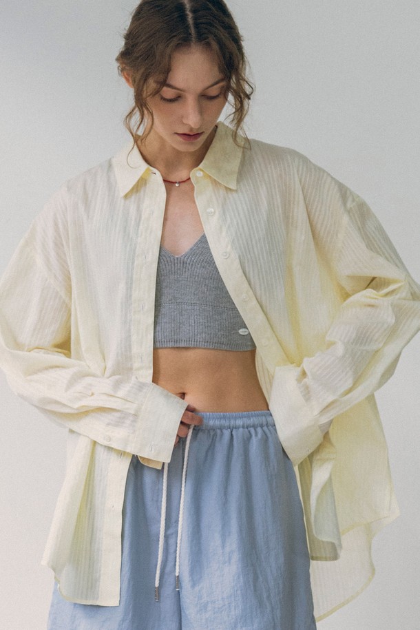 [24SS] A3479 시스루 스트라이프 셔츠는 여성용 상의로, 여름 시즌에 어울리는 루즈핏의 긴 소매 셔츠입니다. 얇은 두께의 면 소재로 제작되어 부드러운 촉감과 뛰어난 통기성을 자랑하며, 은은한 광택감이 특징입니다. 퍼플, 크림 컬러의 시스루 스트라이프 패턴 디자인으로, 데이트룩과 카페룩에 잘 어울리는 베이직 스타일을 연출할 수 있습니다. 칼라 넥라인이 돋보이며, 미니멀, 클래식, 캐주얼 룩에 다양하게 활용하기 좋습니다.
