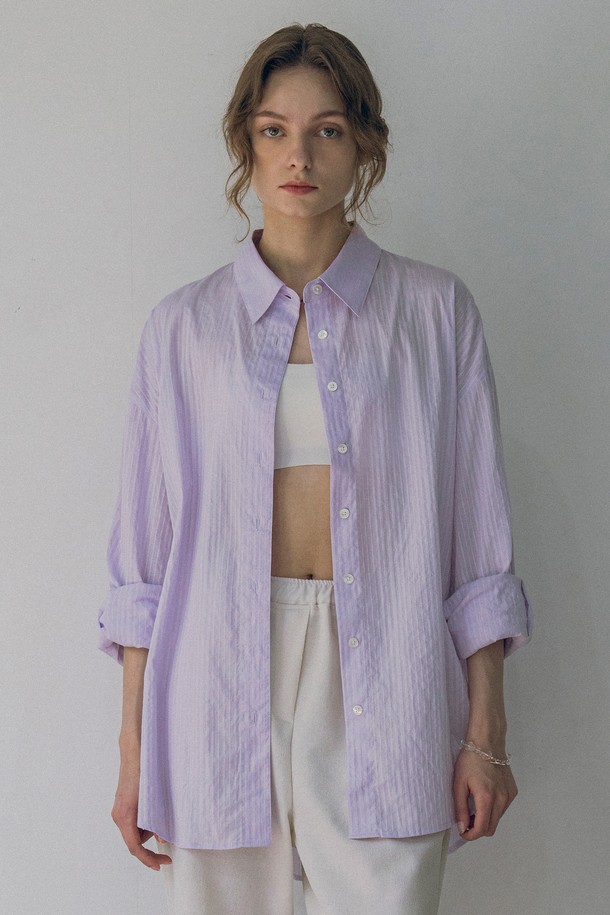 [24SS] A3479 시스루 스트라이프 셔츠는 부드러운 면 소재로 제작되어 편안한 착용감을 선사합니다. 은은한 광택감과 시스루 디테일이 돋보이며, 루즈핏과 셔츠칼라 디자인으로 캐주얼하면서도 세련된 무드를 연출합니다. 여름 시즌, 통기성이 좋은 얇은 두께의 긴소매 셔츠로, 데이트룩, 카페룩, 여행룩 등 다양한 TPO에 활용하기 좋습니다. 베이직하고 미니멀한 스타일을 선호하는 여성분들께 추천하며, 스트라이프 패턴이 시원한 느낌을 더합니다.
