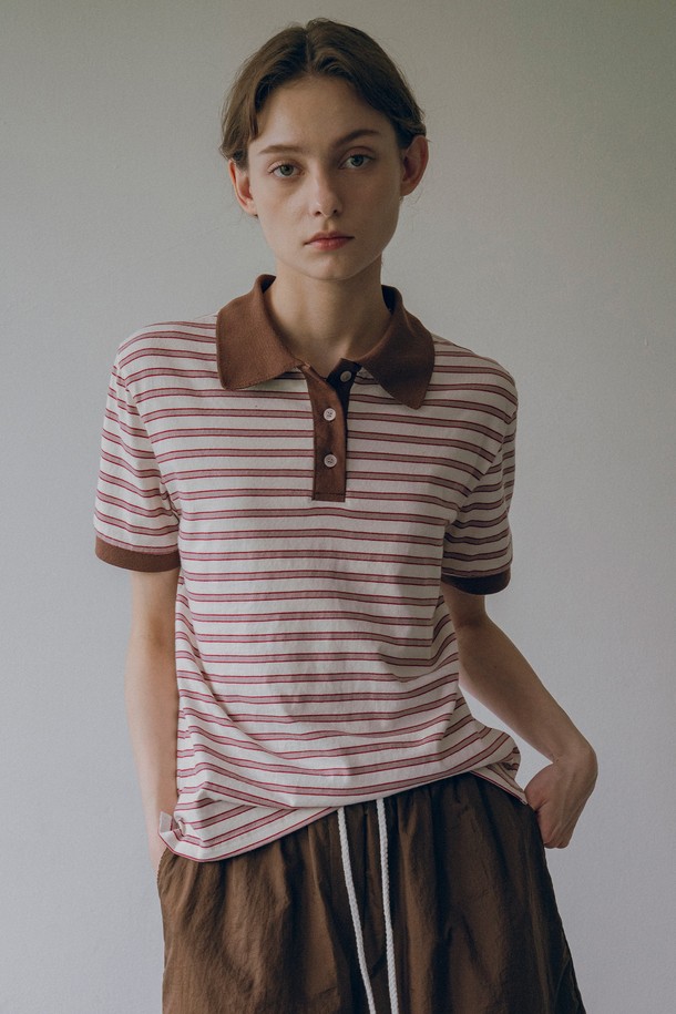 [24SS] A3481 스트라이프 피케 티셔츠는 여름 시즌, 캐주얼한 스타일을 연출하기 좋은 반소매 티셔츠입니다. 얇은 두께의 면 소재로 제작되어 부드러운 촉감을 선사하며, 루즈 핏과 릴랙스 핏으로 편안한 착용감을 제공합니다. 블루/네이비, 레드/네이비, 아이보리/브라운 컬러 조합의 스트라이프 패턴 디자인으로, 카라와 밑단 배색 디테일이 돋보입니다. 일상, 데이트, 여행 등 다양한 TPO에 활용 가능하며, 특수가공 처리로 세탁 후에도 변형 없이 오랫동안 즐겨 입을 수 있습니다. 캐주얼, 클래식, 미니멀 스타일을 선호하는 분들께 추천합니다.
