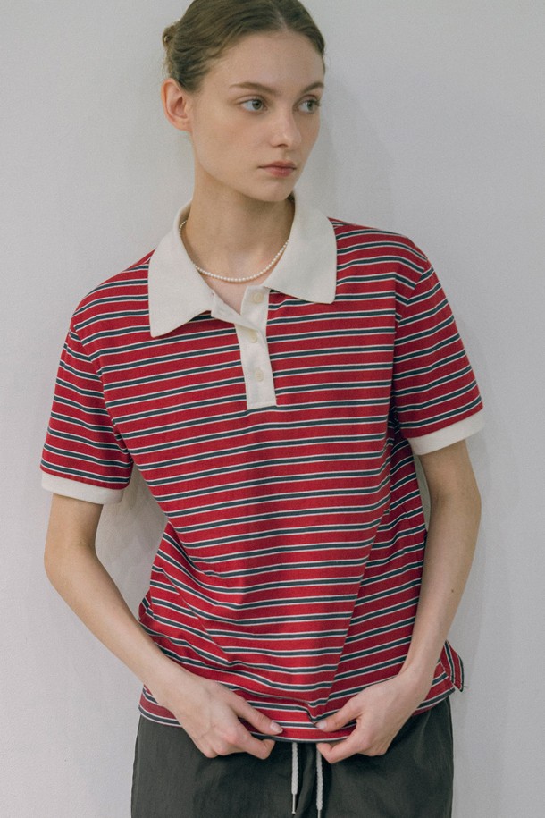 [24SS] A3481 스트라이프 피케 티셔츠는 시원한 여름을 위한 캐주얼 스타일의 필수 아이템입니다. 릴랙스 핏으로 편안함을 더했으며, 부드러운 면 소재로 제작되어 시원한 착용감을 선사합니다. 블루/네이비, 레드/네이비, 아이보리/브라운의 세련된 스트라이프 패턴과 카라 및 밑단의 배색 디테일이 돋보입니다. 일상, 여행, 휴가 등 다양한 TPO에 활용 가능하며, 캐주얼, 클래식, 미니멀 스타일을 모두 소화합니다. 변형을 최소화한 원단 가공으로 오랫동안 즐겨 입을 수 있습니다.
