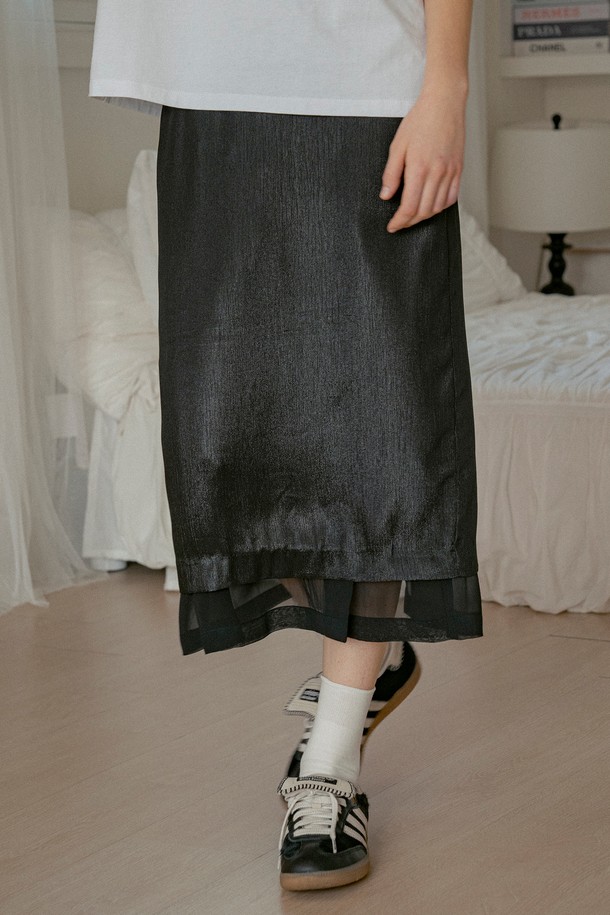 [25SS] P3226 시스루 밴딩 스커트는 트렌디한 스타일을 연출하는 여성용 시스루 스커트입니다. 부드러운 폴리에스테르 소재로 제작되어 시원하고 편안한 착용감을 선사하며, 블랙과 크림 두 가지 색상으로 만나볼 수 있습니다. A라인 핏과 루즈핏으로 자연스러운 실루엣을 연출하며, 얇은 두께감과 광택감 있는 원단이 특징입니다. 이중 레이어 디자인과 슬릿 디테일은 우아하면서도 페미닌한 무드를 더하며, 밴딩 허리 디자인으로 편안한 착용감을 제공합니다. 데이트룩, 카페룩, 모임룩 등 다양한 TPO에 활용 가능하며, 클래식하고 미니멀한 스타일을 연출하기 좋습니다.
