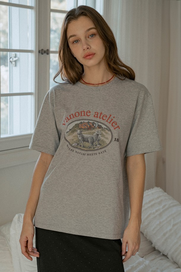 [25SS] A3510 네이처 헤리티지 티셔츠는 부드러운 면 소재로 제작되어 편안한 착용감을 선사합니다. 봄, 여름 시즌에 어울리는 얇은 두께감과 루즈핏 디자인으로 캐주얼한 스타일을 연출하기 좋습니다. 화이트, 멜란지그레이, 네이비 세 가지 컬러로 출시되어 다양한 룩에 활용 가능하며, 라운드넥과 반소매 기장으로 제작되었습니다. DTG 프린팅 기법을 사용하여 섬세하고 선명한 고해상도 아트워크를 표현했으며, 동네 마실룩, 여행룩, 봄 소풍룩 등 다양한 TPO에 적합합니다. 캐주얼, 미니멀, 스트리트 스타일을 즐겨 입는 분들께 추천합니다.
