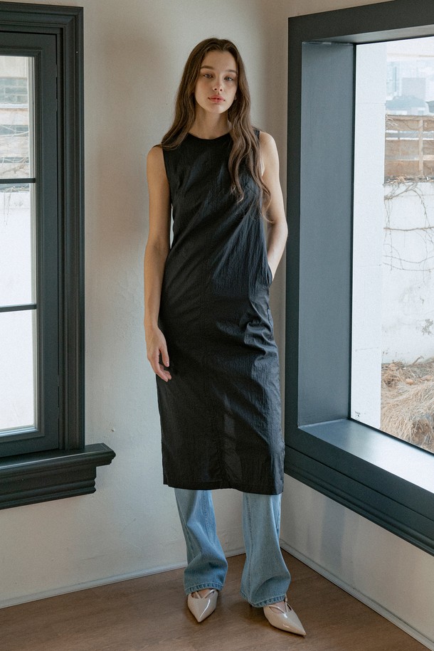 [25SS] A3512 시스루 롱 원피스는 여성스러운 실루엣을 강조하는 미니멀 스타일의 롱 원피스입니다. 가볍고 시원한 시폰 소재로 제작되어 봄, 여름 시즌에 얇고 부드러운 착용감을 선사합니다. 라운드넥과 민소매 디자인으로 심플함을 더했으며, H라인 핏과 롱 기장으로 세련된 분위기를 연출합니다. 특히 시스루 디테일이 은은한 섹시함을 더하여 데이트룩, 휴가룩, 여행룩 등 다양한 TPO에 활용 가능합니다. 블랙 컬러의 무지 디자인으로 미니멀, 클래식, 시크한 스타일을 완성해보세요.
