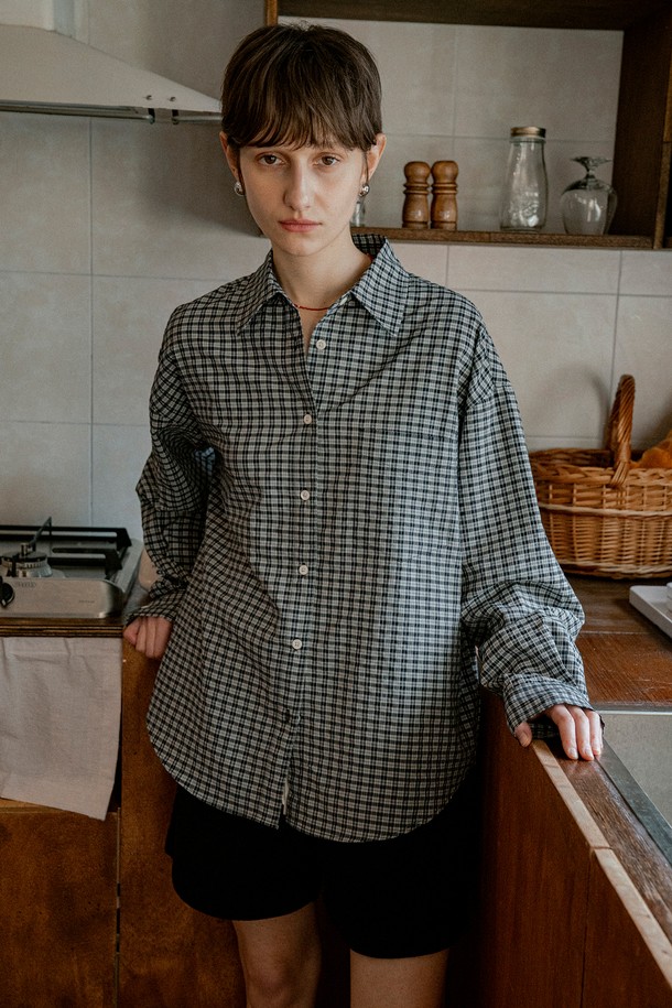 [25SS] A3513 링클 체크 셔츠는 여성용 상의로, 캐주얼하고 미니멀한 스타일을 연출합니다. 봄, 초여름에 어울리는 가볍고 시원한 시어서커 소재와 릴랙스 핏으로 편안한 착용감을 선사합니다. Floral Red, Sandy Yellow, Midnight Black 세 가지 색상으로 출시되었으며, 체크 패턴과 입체적인 텍스처가 돋보입니다. 앞 포켓 장식 스티치와 자개 단추 디테일이 고급스러움을 더하며, 데이트룩, 동네 마실룩, 카페룩 등 다양한 TPO에 활용하기 좋습니다. 긴 소매의 링클 체크 셔츠는 카라 디자인으로 클래식한 무드까지 연출 가능합니다.
