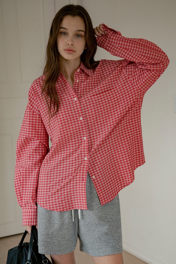 [25SS] A3513 링클 체크 셔츠는 여성스러운 캐주얼 스타일을 연출해 주는 셔츠입니다. Floral Red, Sandy Yellow, Midnight Black 세 가지 색상으로 출시되었으며, 봄과 초여름에 가볍게 걸치기 좋은 얇은 두께감의 시어서커 소재로 제작되었습니다. 릴랙스핏으로 편안한 착용감을 제공하며, 칼라 넥라인과 긴 소매 기장이 특징입니다. 앞 포켓 디테일과 자개 단추, 주름 촉감이 돋보이는 디자인으로 데이트룩, 동네 마실룩, 카페룩 등 다양한 TPO에 활용할 수 있습니다. 미니멀, 클래식 스타일을 선호하는 분들께 추천합니다.
