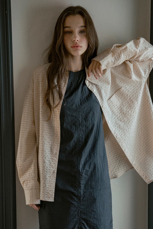 "[25SS] A3513 링클 체크 셔츠"는 여성용 셔츠로, 봄과 초여름에 어울리는 캐주얼 스타일입니다. 플로럴 레드, 샌디 옐로우, 미드나잇 블랙 세 가지 색상으로 출시되었으며, 릴랙스핏의 긴소매 셔츠입니다. 시어서커 소재에 입체적인 텍스처가 특징이며, 앞면 포켓 스티치 디테일과 자개 버튼으로 포인트를 더했습니다. 데이트룩, 카페룩, 봄 소풍룩 등 다양한 TPO에 활용하기 좋으며, 캐주얼, 클래식, 미니멀 스타일을 모두 소화할 수 있습니다.
