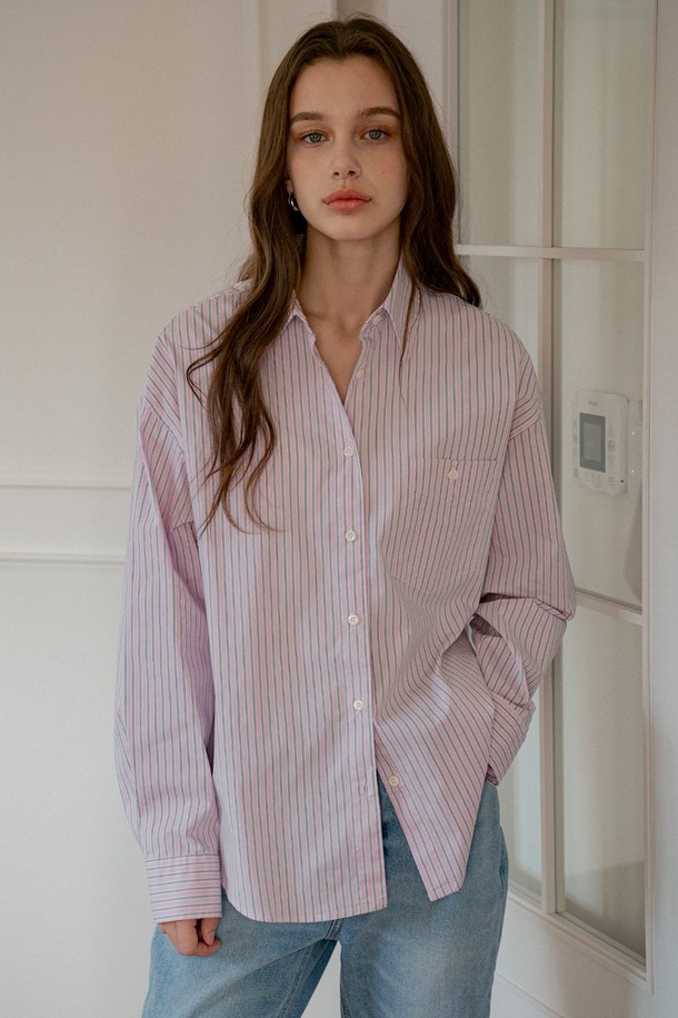 **[25SS] A3514 멀티 스트라이프 셔츠**는 여성용 셔츠/블라우스로, 봄과 초여름에 어울리는 얇은 두께감의 긴소매 셔츠입니다. 클라우디 블루와 블라썸 핑크 두 가지 색상으로 출시되었으며, 베이직 스타일의 레귤러핏 셔츠입니다. 면, 나일론, 폴리우레탄 혼방 소재로 부드러운 촉감을 제공하며, 펜 스트라이프 패턴이 특징입니다. 앞면 포켓 스티치 디테일과 버튼 디테일이 더해져 클래식, 미니멀, 캐주얼 스타일 모두 소화 가능하며, 데이트룩과 오피스룩에 적합합니다.
