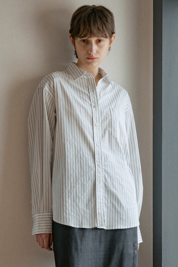 [25SS] A3516 시어 스트라이프 셔츠는 여성용 셔츠/블라우스로, 봄, 여름 시즌에 착용하기 좋습니다. 화이트 컬러의 레귤러핏 긴소매 셔츠로, 베이직하고 미니멀한 스타일을 연출합니다. 면 소재에 얇은 두께감과 부드러운 촉감, 시어한 반투명 디자인이 특징입니다. 차이나 칼라에 스트라이프 패턴으로 포인트를 주어, 출근룩, 오피스룩, 데이트룩 등 다양한 TPO에 미니멀, 클래식, 캐주얼 스타일로 활용할 수 있습니다.
