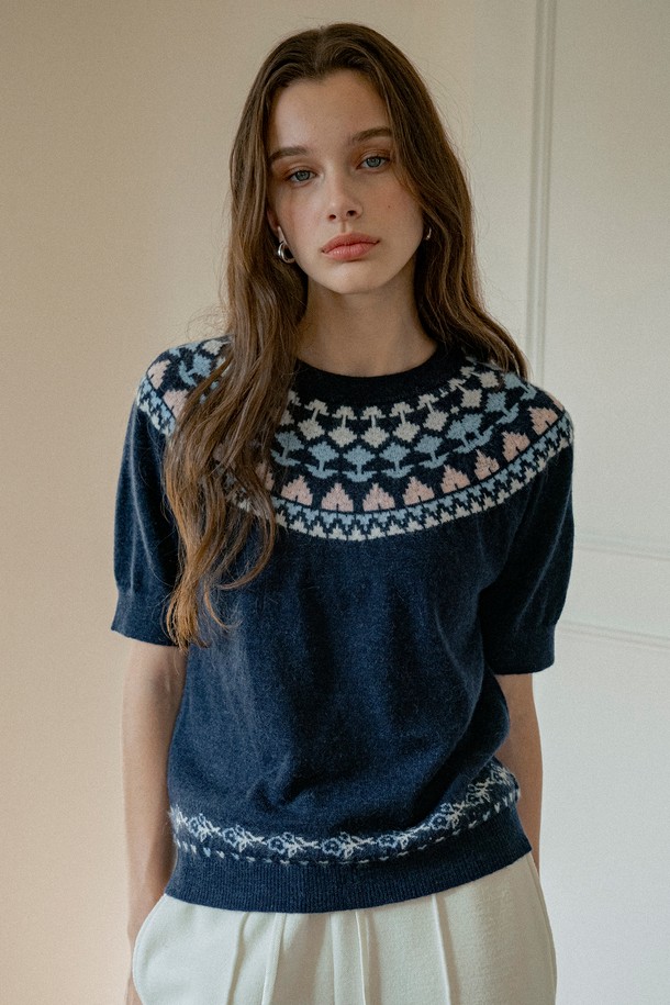 [25SS] KN4261 플로럴 라운드 니트는 여성용 상의로, 봄과 여름에 어울리는 캐주얼 스타일의 니트입니다. 얇은 두께감과 부드러운 촉감의 니트 소재로 제작되었으며, 라운드 넥과 반소매 기장으로 편안하게 착용할 수 있습니다. 네이비와 화이트 두 가지 색상으로 제공되며, 플라워 패턴과 페어아일 패턴이 조화롭게 어우러져 여성스러운 분위기를 연출합니다. 레귤러핏으로 제작되어 다양한 하의와 매치하기 용이하며, 일상복으로 활용하기 좋습니다.
