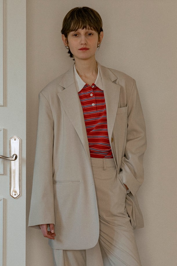 [25SS] O3748 2버튼 오버핏 블레이저는 여성 고객을 위한 아우터입니다. 블랙과 라이트베이지 두 가지 색상으로 출시되어, 봄, 여름 시즌에 일상복으로 활용하기 좋습니다. 매니시하고 베이직한 스타일을 추구하며, 무지 패턴에 힙선을 덮는 기장으로 제작되었습니다. 투버튼 여밈 방식과 오버핏 실루엣이 특징이며, 숄더 패드가 내장되어 핏을 잡아줍니다. 트윌 소재의 TR 소재로 제작되어, 매칭 슬랙스와 함께 오피스룩, 비즈니스 캐주얼, 출근룩 등 다양한 TPO에 클래식, 미니멀, 시크한 스타일을 연출할 수 있습니다.
