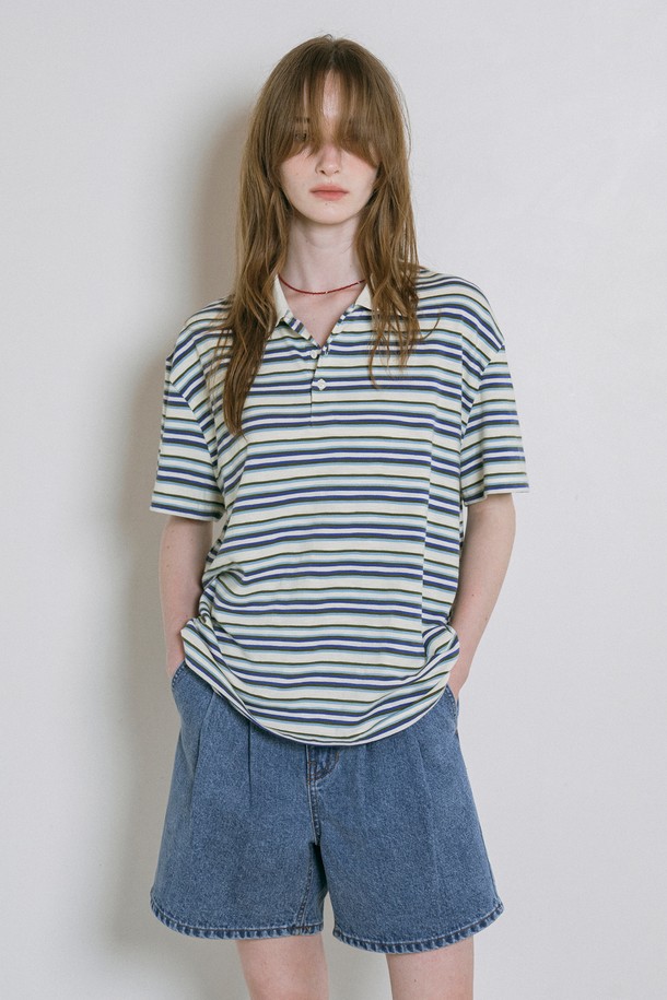 [25SS] A3522 멀티 스트라이프 피케 티셔츠는 블루, 핑크, 옐로우 세 가지 컬러로 출시된 여성용 반소매 피케 티셔츠입니다. 면과 폴리우레탄 혼방 소재로 제작되어 부드러운 촉감과 우수한 신축성, 통기성을 자랑하며, 릴랙스 핏과 드롭숄더 디자인으로 편안한 착용감을 선사합니다. 캐주얼한 무드의 스트라이프 패턴과 레귤러 기장, 카라넥 디자인이 특징이며, 일상복으로 활용하기 좋습니다.
