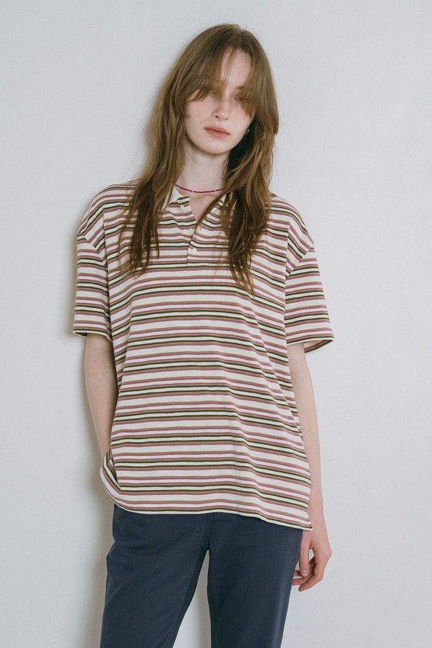 **[25SS] A3522 멀티 스트라이프 피케 티셔츠**는 블루, 핑크, 옐로우 세 가지 컬러로 출시되어 캐주얼한 스타일을 연출하는 데 적합합니다. 면과 폴리우레탄 혼방의 부드러운 촉감과 신축성으로 편안한 착용감을 제공하며, 릴랙스 핏과 드롭 숄더 디자인, 자연스러운 드레이핑이 특징입니다. 반소매 기장의 카라넥 피케 티셔츠로, 여름철 일상복으로 활용하기 좋습니다.
