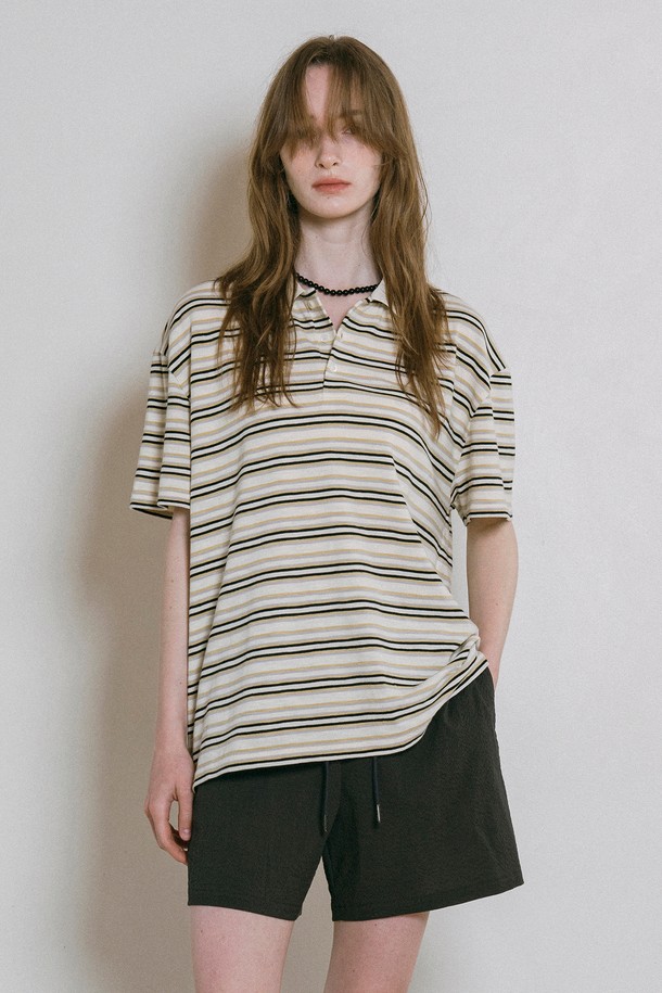 [25SS] A3522 멀티 스트라이프 피케 티셔츠는 여름철 일상에서 캐주얼하게 착용하기 좋은 공용 상의입니다. 부드러운 면, 폴리우레탄 혼방 소재로 제작되었으며, 얇은 두께와 릴랙스핏으로 편안한 착용감을 제공하고 신축성이 좋습니다. 블루, 핑크, 옐로우 컬러의 스트라이프 패턴, 드롭숄더 디자인, 숄더라인 심리스 디테일이 돋보입니다.
