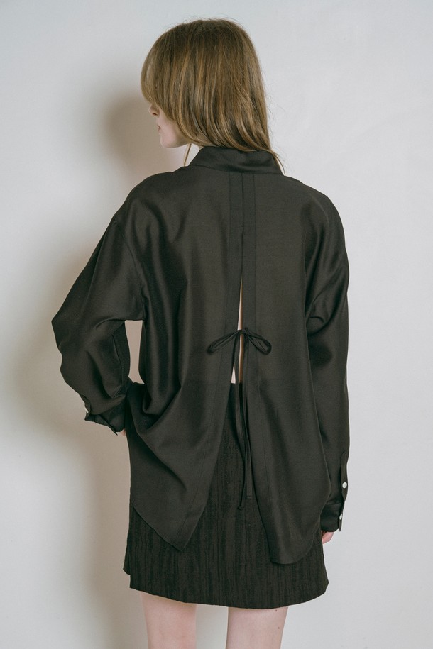 [25SS] A3528 루즈핏 백슬릿 셔츠는 봄, 여름 시즌에 어울리는 여성용 긴소매 셔츠입니다. 블랙, 화이트 색상으로 출시되었으며, 라운드넥 디자인에 루즈핏으로 편안하게 착용 가능하고, 백슬릿 디테일이 포인트입니다. 폴리에스테르 소재로 제작되어 얇고 부드러운 촉감을 자랑하며, 낮은 구김성과 속건성 기능으로 관리가 용이합니다.
