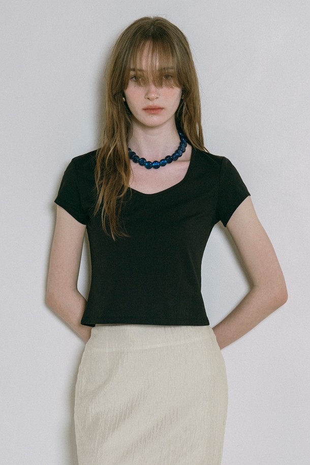 [25SS] A3532 에센셜 다이아 넥 티셔츠는 여성용 여름 티셔츠로, 부드러운 면과 폴리에스테르 혼방 소재를 사용하여 얇고 편안한 착용감을 제공합니다. 베이직하고 미니멀한 무드의 무지 패턴 디자인에 다이아몬드 넥 디테일을 더했으며, 블랙, 화이트 색상으로 출시되었습니다. 레귤러 핏의 반소매 라운드넥 티셔츠로, 일상에서 활용하기 좋은 에센셜 아이템입니다.
