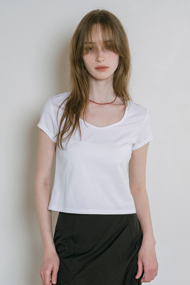 [25SS] A3532 에센셜 다이아 넥 티셔츠는 면 73%와 폴리에스터 27% 혼방 소재로 제작된 여성용 반소매 크롭 티셔츠입니다. 얇고 부드러운 촉감의 이 티셔츠는 에센셜 라인으로, 블랙/화이트 색상의 무지 디자인과 라운드넥, 레귤러핏으로 일상에서 편안하게 착용할 수 있습니다. 프리사이즈로 제공됩니다.
