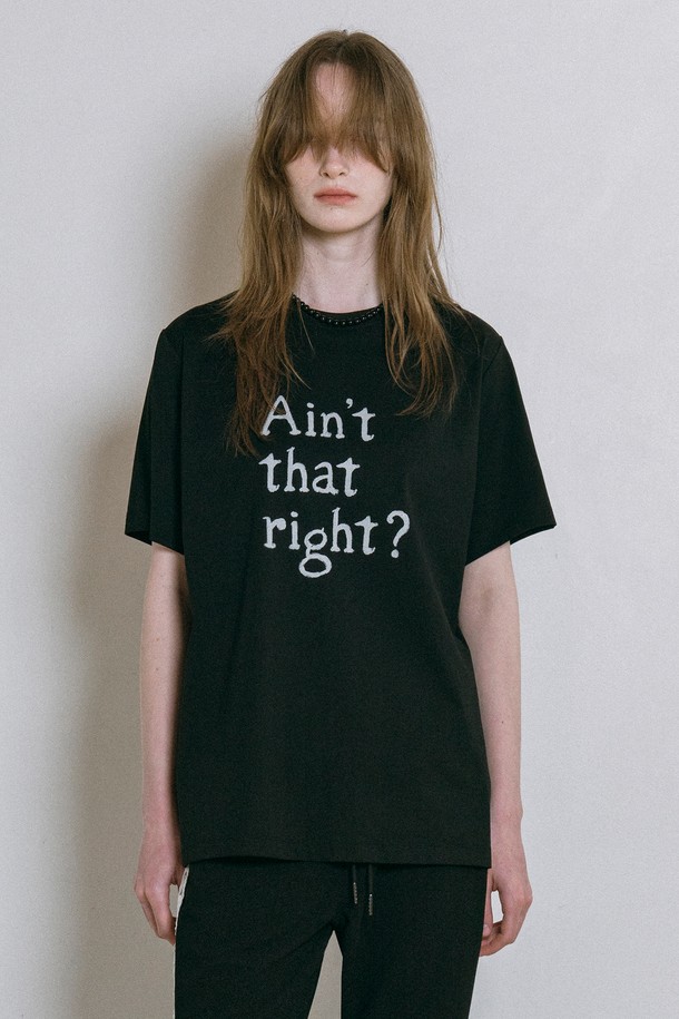 [25SS] A3538 루즈핏 레터링 티셔츠는 면 73%와 폴리에스테르 27% 혼방 소재로 제작되어 부드러운 촉감과 뛰어난 통기성을 자랑하며, 여름철 잦은 세탁에도 형태 유지성이 좋습니다. 블랙, 화이트 색상으로 출시되었으며, 루즈핏/오버핏 스타일의 라운드넥 디자인이 캐주얼하고 베이직한 무드를 연출합니다. 티셔츠 앞면의 레터링 프린트가 포인트가 되며, 얇은 두께감으로 시원하게 착용 가능하고 비침을 최소화했습니다.
