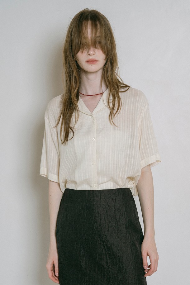 [25SS] A3542 자카드 오픈 칼라 셔츠는 시원한 여름철 데일리 및 오피스룩을 위한 면 소재의 반소매 셔츠입니다. 자카드 스트라이프 패턴과 루즈핏 디자인으로 캐주얼한 스타일을 연출하며, 얇은 두께와 통기성, 흡습 기능으로 쾌적한 착용감을 제공합니다. 오픈 칼라 넥 라인과 레이어드 스타일링이 가능한 실용적인 아이템입니다.
