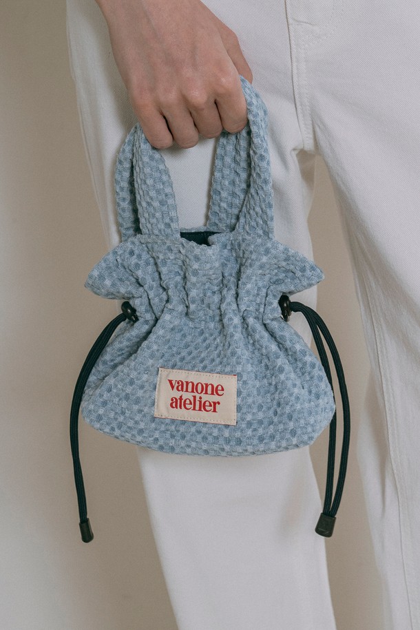 [25SS] 비쓰리공일사 링클 미니 쿠키 백은 2025년 여름 컬렉션으로, 크로플 질감의 데님 소재와 면 충전재 패딩으로 제작된 여성용 미니백입니다. 블랙, 미디엄 블루, 라이트 블루 세 가지 색상으로 출시되었으며, 링클(주름) 패턴과 스트링 디자인으로 캐주얼한 무드를 연출합니다. 버킷 형태의 가방으로 끈을 조절하여 형태를 변형할 수 있으며, 기본 소지품 수납이 가능합니다. 내부 소재는 면 65%, 폴리에스터 35%로 구성되었습니다. 휴가룩과 여름 바캉스룩, 캐주얼 및 미니멀 스타일을 즐겨 입는 분들께 추천합니다.
