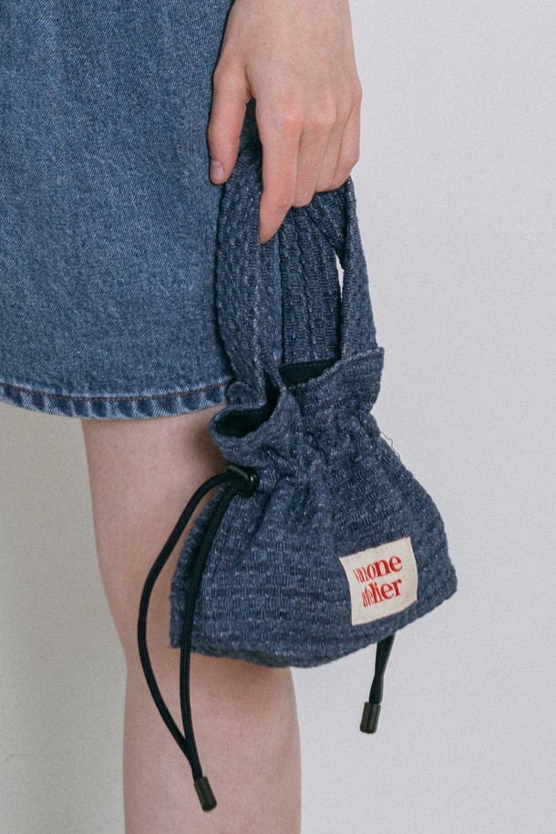 [25SS] 비삼공일사 링클 미니 쿠키 백은 여성 고객을 위한 미니 버킷백입니다. 면, 나일론, 폴리우레탄, 폴리에스터 소재로 제작되었으며, 링클 패턴이 특징입니다. 블랙, 미디엄 블루, 라이트 블루 세 가지 색상으로 출시되었으며, 손잡이와 조임용 끈 디테일이 돋보입니다. 가로 18cm, 세로 29cm, 깊이 17cm의 ONE SIZE로, 데이트룩, 쇼핑룩, 카페룩 등 다양한 TPO에 어울립니다. 캐주얼, 미니멀, 클래식 스타일을 즐기는 분들께 추천합니다.
