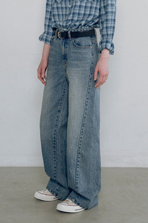 **[25FW] P3255 커브드 데님 팬츠**는 캐주얼하고 미니멀한 스타일을 연출하기 좋은 여성 데님 팬츠입니다. 연청 컬러의 와이드 핏으로, 루즈하게 떨어지는 핏이 편안함과 스타일리시함을 동시에 선사합니다. 가을, 겨울에 적합한 긴 기장의 면 소재 팬츠로, 커브드 디자인이 돋보입니다. 무지 디자인으로 어떤 상의와도 쉽게 매치하여 데일리룩을 완성할 수 있습니다.
