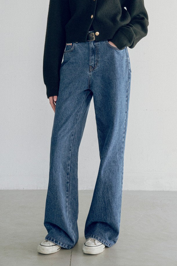 [25FW] P3256 레트로 와이드 데님 팬츠는 클래식하고 레트로한 무드의 여성 데님 팬츠입니다. 빈티지 워시 컬러의 면 소재로 제작되어 봄, 가을, 겨울 계절에 착용하기 좋으며, 릴랙스핏의 와이드 및 스트레이트 핏으로 편안하게 떨어지는 레그 라인을 연출합니다. 셔츠, 니트, 스웨트셔츠, 트위드, 가죽 소재와 매치하여 데이트룩, 쇼핑룩 등 폭넓은 스타일링을 즐길 수 있습니다. 무지 패턴으로 미니멀한 스타일을 선호하는 분들께 추천합니다.
