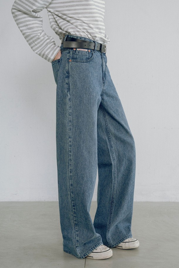 25FW P3257 스트라이프 데님 팬츠는 여성 고객을 위한 데님 팬츠입니다. 봄, 가을에 착용하기 좋으며, 일상 속에서 클래식하고 베이직한 스타일을 연출할 수 있습니다. 블루 컬러의 스트라이프 패턴과 레귤러 핏, 스트레이트 핏으로 다리가 길어 보이는 효과를 주며, 빈티지 워싱으로 데님의 무드를 더했습니다. 면 소재로 제작되어 편안한 착용감을 선사하며, 데이트룩과 쇼핑룩에 잘 어울립니다. 미니멀, 캐주얼 스타일을 선호하는 고객에게 추천합니다.
