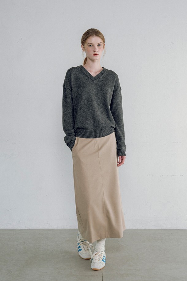 **[25FW] P3258 오버사이즈 맥시 스커트**는 여성용 맥시 스커트로, 가을과 겨울에 어울리는 아이템입니다. 부드러운 촉감의 폴리에스테르, 레이온, 폴리우레탄 혼방 소재로 제작되었으며, A라인 핏과 오버핏 디자인으로 편안하면서도 우아한 스타일을 연출합니다. 베이지와 블랙 두 가지 색상으로 출시되었으며, 안감이 있어 더욱 안정감 있게 착용할 수 있습니다. 미니멀한 디테일과 무지 패턴이 특징이며, 발목 길이로 세련된 실루엣을 완성합니다. 데일리룩, 모임룩, 오피스룩 등 다양한 TPO에 활용 가능하며, 미니멀, 클래식, 시크 스타일을 즐기는 분들께 추천합니다. 신축성 있는 소재로 편안한 착용감을 선사하며, 세트 매칭이 가능하여 더욱 폭넓은 스타일링을 연출할 수 있습니다.
