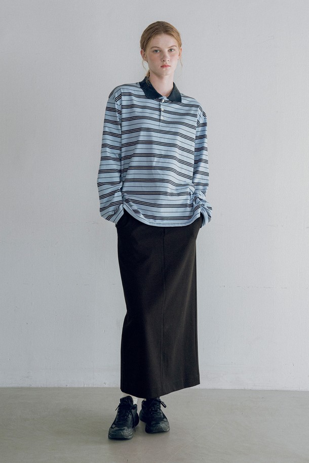 **[25FW] P3258 오버사이즈 맥시 스커트**는 가을, 겨울 시즌을 위한 여성용 맥시 스커트입니다. 베이직한 스타일로, 블랙과 베이지 두 가지 색상으로 출시되었습니다. 부드러운 촉감의 폴리에스테르, 레이온, 폴리우레탄 혼방 소재로 제작되었으며, 두꺼운 두께감과 안감으로 따뜻하게 착용할 수 있습니다. A라인 핏에 오버핏 디자인, 하이웨스트 스타일로 클래식, 미니멀, 캐주얼 룩에 모두 잘 어울리며 겨울 데일리룩을 완성해 줍니다.
