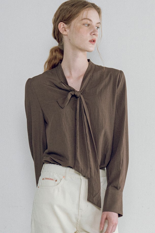 [25FW] A3544 미니멀 타이 블라우스는 여성용 상의 블라우스입니다. 화이트, 브라운, 블랙 세 가지 색상으로 제공되며, 사계절 내내 착용 가능합니다. 부드러운 레이온과 나일론 혼방 소재로 제작되어 얇고 편안한 착용감을 선사합니다. 레귤러핏에 타이넥 디테일, 긴소매 기장으로 클래식하면서도 페미닌한 무드를 연출하며, 데일리룩, 오피스룩, 데이트룩 등 다양한 TPO에 활용하기 좋습니다. 미니멀하고 엘레강스한 스타일을 추구하는 분들께 추천합니다.
