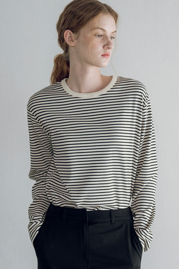 **[25FW] A3546 스트라이프 라운드 티셔츠**는 여성용 티셔츠로, 봄, 가을에 적합한 아이템입니다. 그레이 멜란지, 레드, 블랙 세 가지 색상으로 출시되었으며, 베이직하고 캐주얼한 스타일을 연출할 수 있습니다. 면과 폴리우레탄 혼방 소재로 제작되어 부드러운 촉감과 신축성을 자랑하며, 레귤러 핏과 라운드넥 디자인이 특징입니다. 얇은 두께감으로 단독 착용하거나 이너로 활용하기 좋으며, 시즌 전환기에 활용하기 좋은 실용적인 아이템입니다. 긴 소매와 스트라이프 패턴이 캐주얼, 미니멀, 클래식 룩을 완성합니다.
