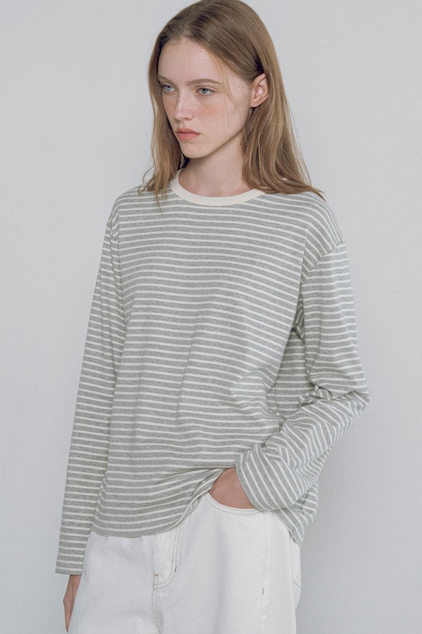 **[25FW] A3546 스트라이프 라운드 티셔츠**는 여성용 티셔츠로, 부드러운 촉감과 얇은 두께감으로 편안한 착용감을 선사합니다. 그레이 멜란지, 레드, 블랙 세 가지 컬러로 출시되었으며, 봄, 가을 시즌 데일리룩에 활용하기 좋습니다. 신축성 있는 면, 폴리우레탄 혼방 소재에 레귤러 핏, 긴 소매 기장, 라운드넥 디자인으로 제작되었습니다. 베이직하고 캐주얼한 무드의 스트라이프 패턴 티셔츠로, 단독 또는 이너로 다양하게 활용 가능하며, 간절기 시즌에 적합한 아이템입니다.
