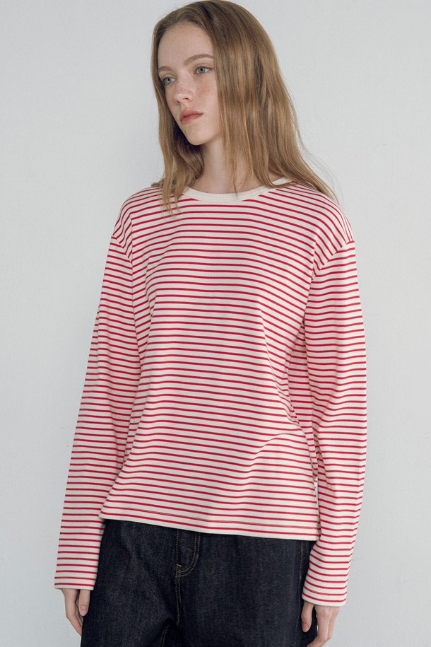 [25FW] A3546 스트라이프 라운드 티셔츠는 간절기에 적합한 여성용 티셔츠입니다. 그레이 멜란지, 레드, 블랙 세 가지 컬러로 출시되었으며, 데일리룩에 활용하기 좋습니다. 면과 폴리우레탄 혼방 소재로 제작되어 부드러운 촉감을 선사하며, 신축성이 있어 편안하게 착용 가능합니다. 베이직하고 클래식한 스트라이프 패턴과 레귤러핏, 라운드넥 디자인이 특징이며, 단독 또는 이너로 다양하게 활용할 수 있어 미니멀하고 캐주얼한 스타일을 연출하기 좋습니다. 긴 소매 기장으로 간절기 날씨에 적합합니다.
