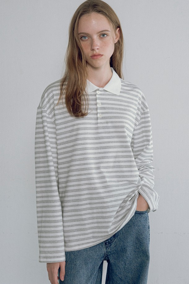 [25FW] A3547 스트라이프 칼라 티셔츠는 여성 의류로, 봄, 가을에 착용하기 좋은 긴 소매 티셔츠입니다. 화이트, 블랙 두 가지 색상으로 제작되었으며, 면과 폴리우레탄 혼방 소재로 부드러운 촉감을 선사합니다. 베이직하고 캐주얼한 스타일의 루즈핏이며, 스트라이프 패턴과 카라넥 디자인이 특징입니다. 일상, 데이트룩, 카페룩 등 다양한 TPO에 활용 가능하며, 단독 착용은 물론 레이어드하여 스타일링할 수도 있습니다.
