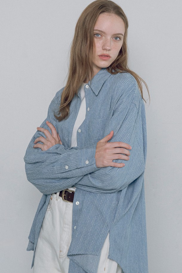 [25FW] A3550 텍스처드 데님 셔츠는 여성용 상의로, 봄, 가을에 활용하기 좋은 릴랙스핏 셔츠입니다. 라이트 블루, 미디움 블루 두 가지 색상으로 출시되었으며, 텍스처 패브릭과 워싱 가공으로 빈티지하면서도 클래식한 무드를 연출합니다. 부드러운 촉감의 면 소재로 제작되었으며, 가슴 포켓 디테일과 차이나칼라 디자인이 특징입니다. 데이트룩, 카페룩 등 다양한 TPO에 맞춰 클래식, 캐주얼, 미니멀 스타일을 연출할 수 있으며, 긴 소매 기장으로 아우터처럼 활용 가능합니다.
