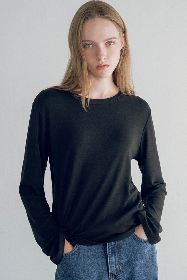 **[25FW] A3552 에센셜 보트넥 티셔츠**는 여성의 우아함을 돋보이게 해주는 티셔츠입니다. 부드러운 촉감의 레이온, 아크릴, 폴리우레탄, 울 혼방 소재로 제작되어 편안한 착용감을 선사합니다. 사계절 내내 활용 가능한 얇은 두께에, 베이직하면서도 여성스러운 실루엣을 연출하여 데이트룩, 클래식, 미니멀 스타일을 완성합니다. 레귤러핏과 긴 소매, 보트넥 디자인으로 단독 착용은 물론 이너용으로도 활용도가 높으며, 신축성 있는 소재로 활동성을 더했습니다. 화이트, 브라운, 블랙 세 가지 컬러로 출시되어 다양한 스타일에 매치하기 용이합니다.
