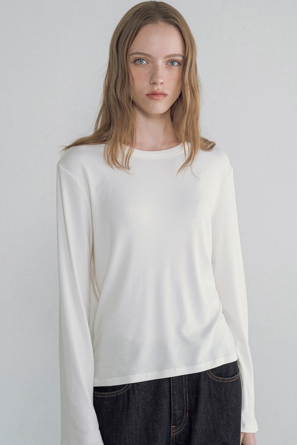 [25FW] A3552 에센셜 보트넥 티셔츠는 여성스러운 실루엣을 연출하는 슬림핏 티셔츠입니다. 부드러운 촉감의 레이온, 아크릴, 폴리우레탄, 울 혼방 소재로 제작되어 사계절 내내 활용 가능합니다. 베이직하고 미니멀한 스타일로 데이트룩, 카페룩 등 다양한 TPO에 잘 어울립니다. 보트넥 디자인과 긴 소매 기장으로 세련된 느낌을 더하며, 무지 디자인에 화이트, 브라운, 블랙 세 가지 컬러로 출시되었습니다. 단독 또는 이너로 활용 가능하며 신축성 있는 원단으로 편안하게 착용할 수 있습니다.
